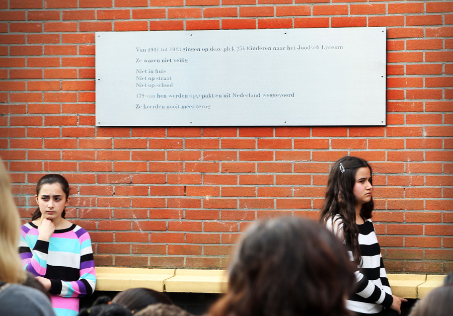 adhc; onthulling plaquette op school in de fischerstraat ivm veel joodse kinderen die zijn omgekomen in de oorlog foto robert van stuyvenberg c. 2014